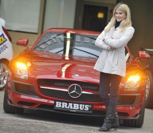 Anna liebt getunte Fahrzeuge  vor allem den von Brabus veredelten, 571 PS starken Mercedes SLS AMG, der auch auf der Essen Motor Show vorgestellt wird. Auf der Essen Motor Show vom 27. November bis 5. Dezember 2010 präsentiert sich automobile Faszination in 18 Messehallen. Tuning, Motorsport, sportliche Serienautomobile und Classics die vier Ausstellungsbereiche bilden die Säulen der Motor-Messe, die in diesem Jahr auf noch mehr Sportlichkeit und Individualität setzt. Foto: Rainer Schimm/©MESSE ESSEN GmbH