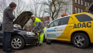 ADAC Strassenwacht- Hybridfahrzeug: Strassenwachtfahrer, der Gelbe Engel Michael Herzfeld, bei der Pannenhilfe. Herzfeld faehrt ein Brennstoffzellenauto mit voll integrierter Service-Technik im Pannendienst-Einsatz, einen HydroGen4 von Opel. Foto: Carsten Koall/www.carsten-koall.com