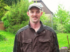 Bauer sucht Frau 2011 Dirk (35) - der liebevolle Lausitzer aus der Oberlausitz in Sachsen lebt auf einem 16 ha Hof mit seinen Eltern und seinem Bruder. Er bewirtschaftet die Pferdezucht mit sechs Pferden und vier Mutterkühen alleine. © RTL 